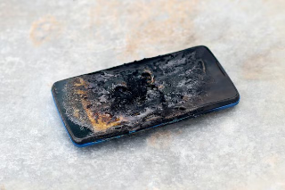 Ancona - Maltratta la moglie e le brucia il cellulare sui fornelli